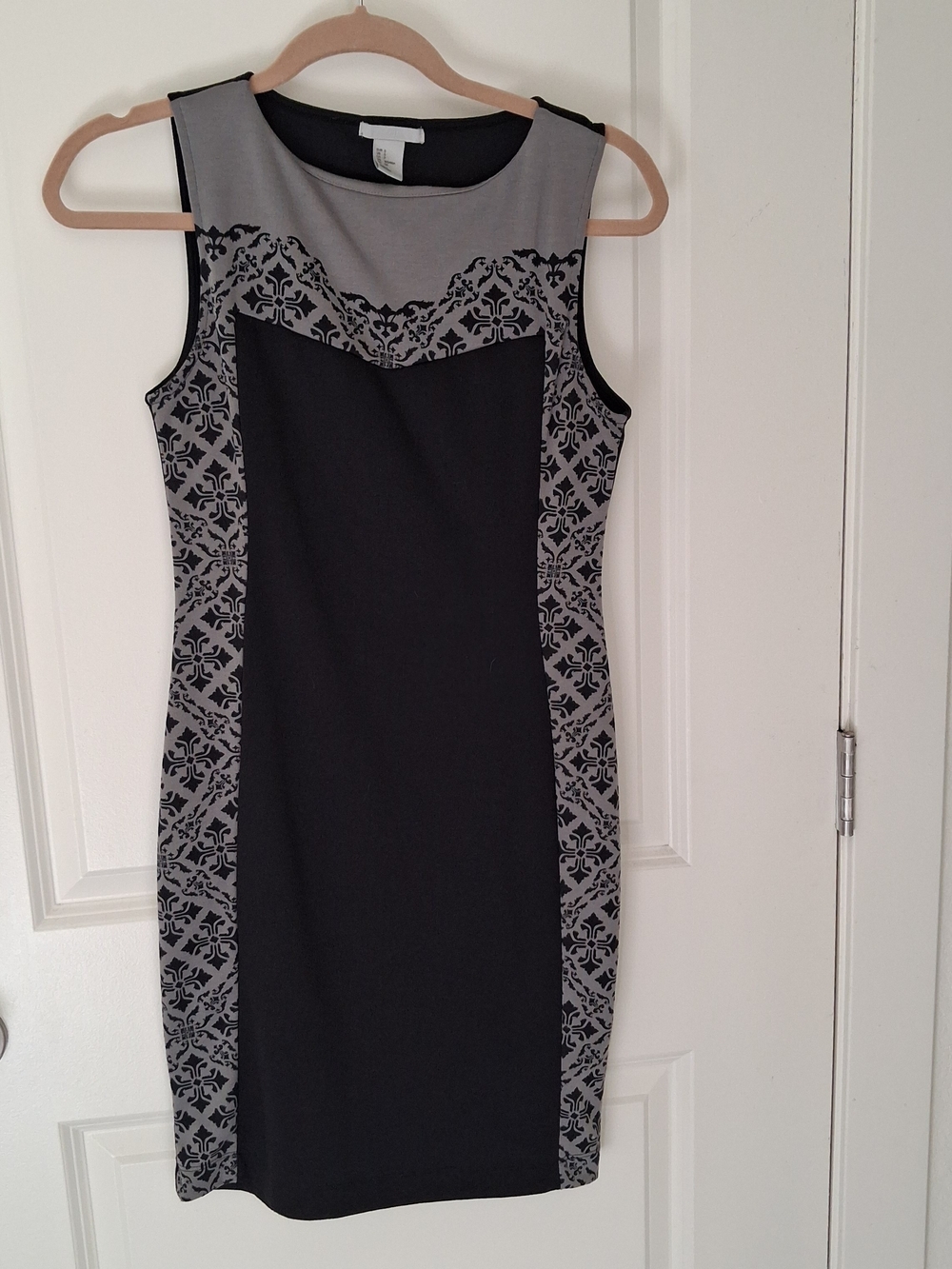 H&M Sleeveless Bodycon Sheath Dress – Black & Gray Damask Print Sz S